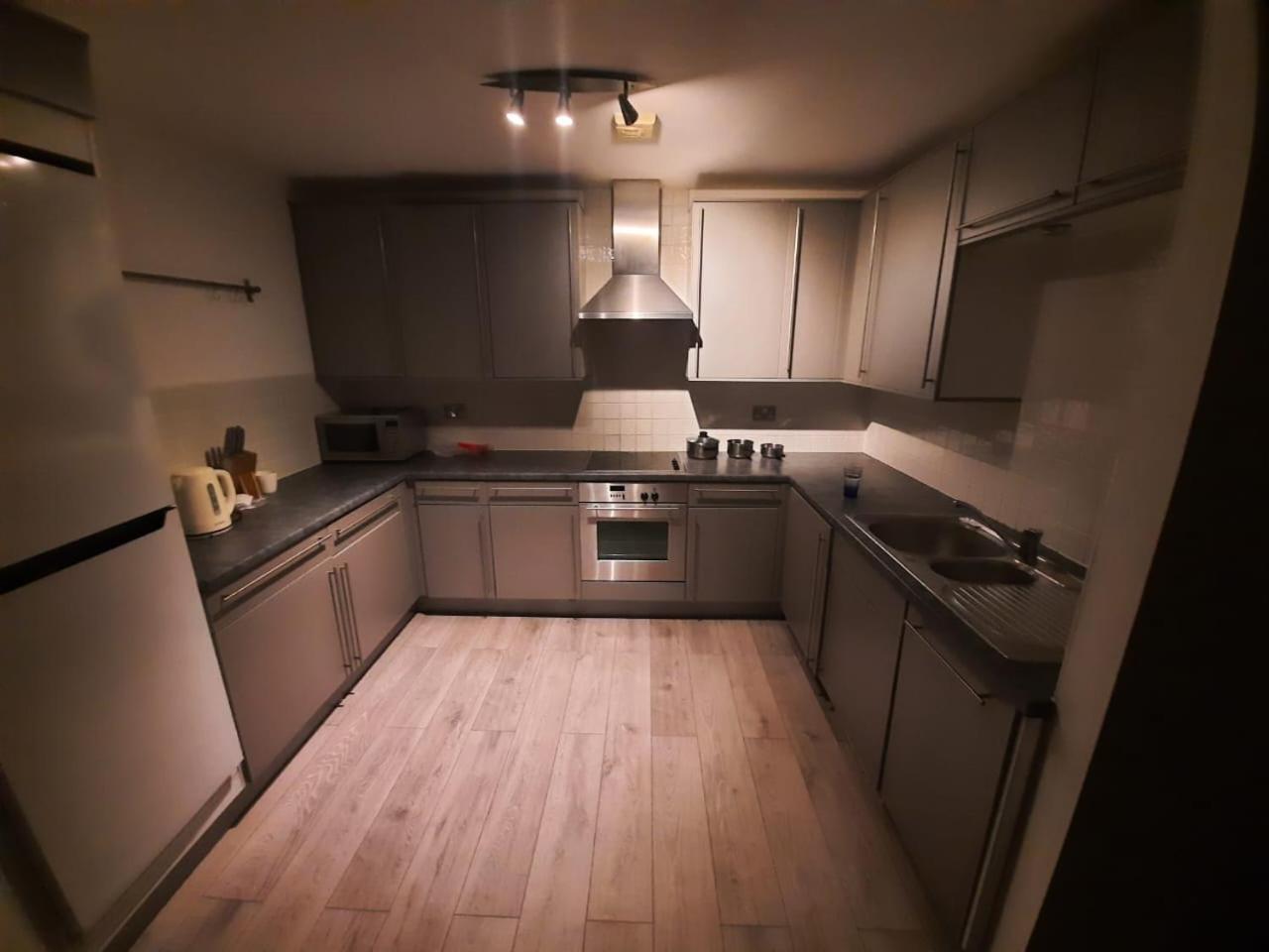 Room In Cardiff City Center - Swiftstay Zewnętrze zdjęcie