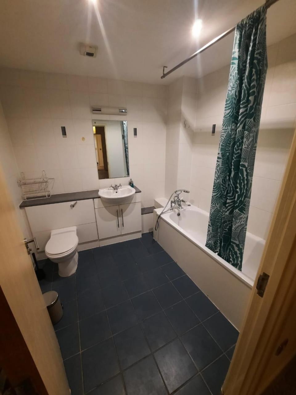 Room In Cardiff City Center - Swiftstay Zewnętrze zdjęcie
